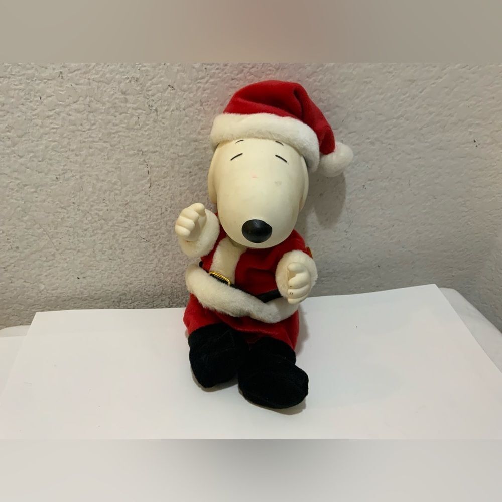 Retired 2002 Gemmy Peanuts Snoopy Plush Sings